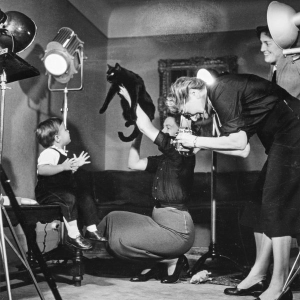 Séance de prise de vue dans le studio d’Ergy Landau, 34 rue Scheffer, Paris, années 1960. © Association des amis d’Ergy Landau